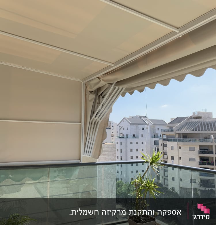 מרפסת עם סוכך בד מתקפל בצבע בז